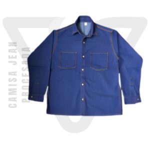 CAMISA JEAN PROCESADA de manga larga con cierre de botones. Cuenta con cinta reflectivca