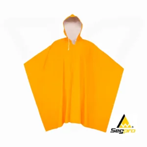 Abrigo de PVC Naranja Segpro que es ergonómico cuenta con capucha para protección de la cabeza